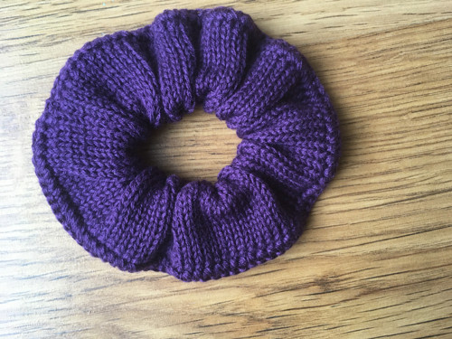 Pletená scrunchie gumička-fialová — foto 3