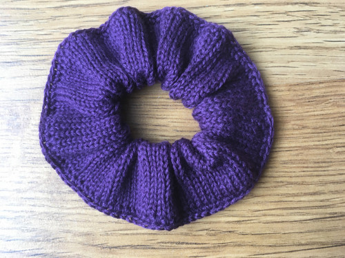 Pletená scrunchie gumička-fialová — foto 4