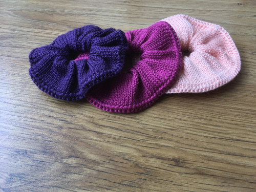 Pletená scrunchie gumička-fialová — foto 5