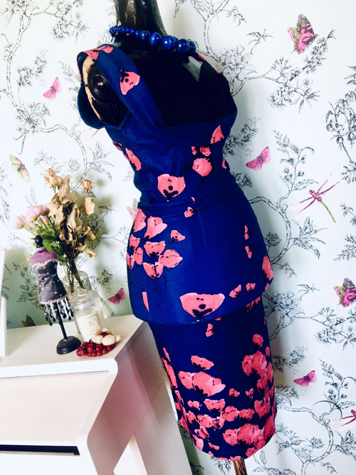 Šaty retro pin-up s květy — foto 2
