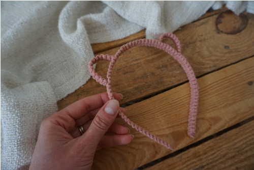 Macrame čelenka - Pudrový medvídek — foto 3