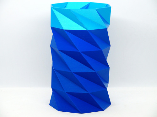 Váza s lowpoly vzorem a metalickým efektem — foto 4