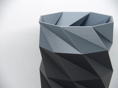 Váza s lowpoly vzorem a metalickým efektem — foto 5