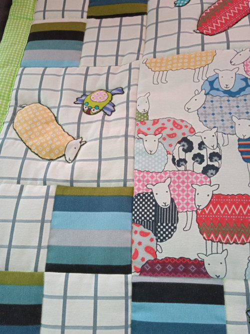 OVEČKOVÁ S PIPINAMA - patchwork deka — foto 4