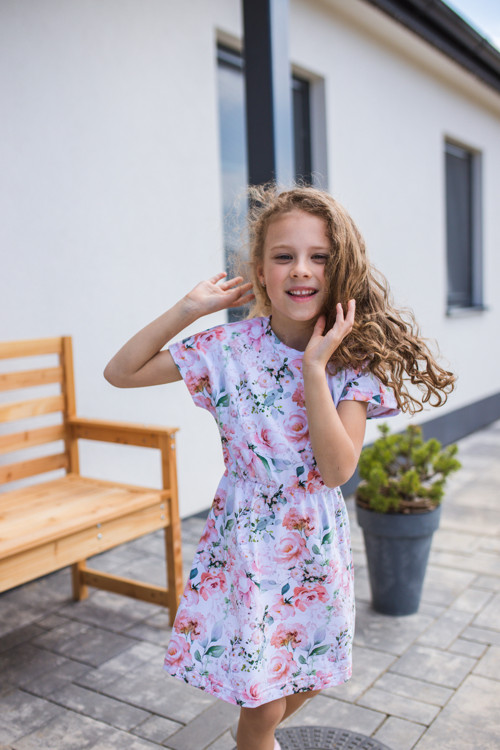 Šaty růže na bílé — foto 2