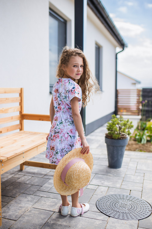 Šaty růže na bílé — foto 4