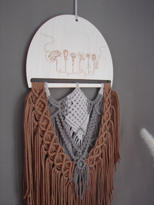 MACRAME dekorace na dřevěném výřezu - Květiny — foto 2