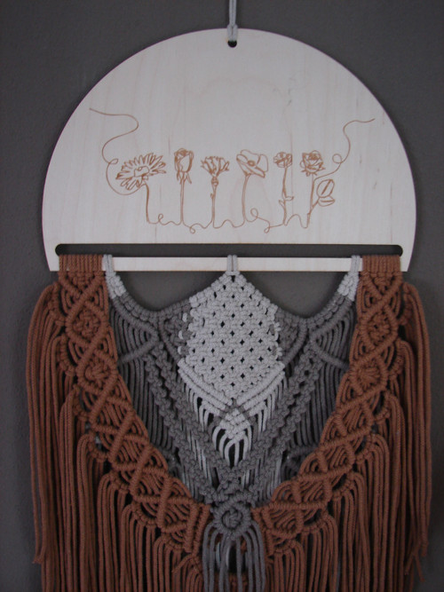 MACRAME dekorace na dřevěném výřezu - Květiny — foto 3