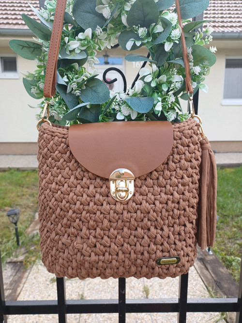 Hnědá háčkovaná kabelka — foto 2