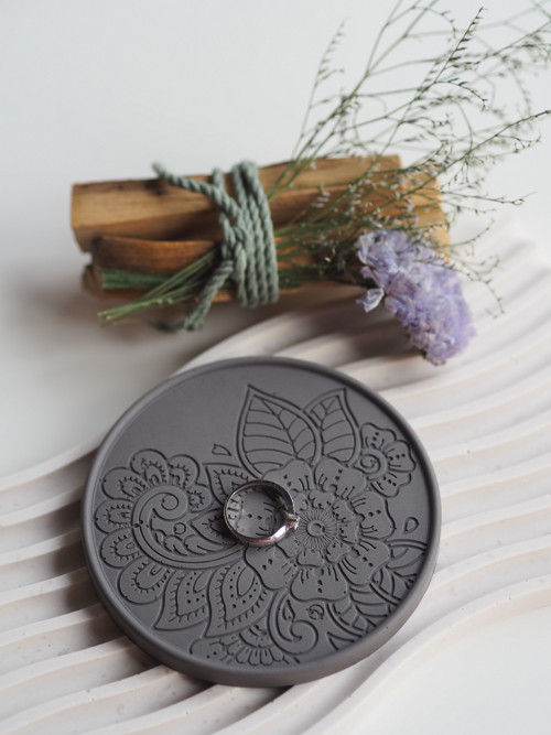 Šedý podtácek mandala - jesmonite — foto 4