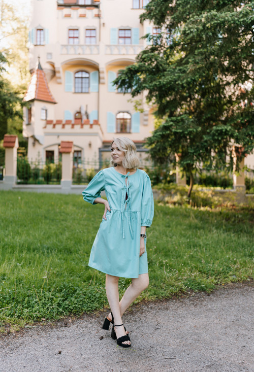 Lehké popelínové šaty. — foto 3