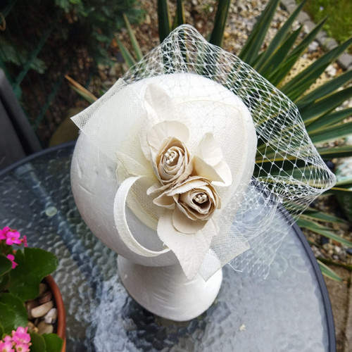 Smetanový Fascinator Sinamay — foto 6