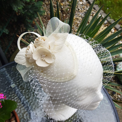 Smetanový Fascinator Sinamay — foto 5