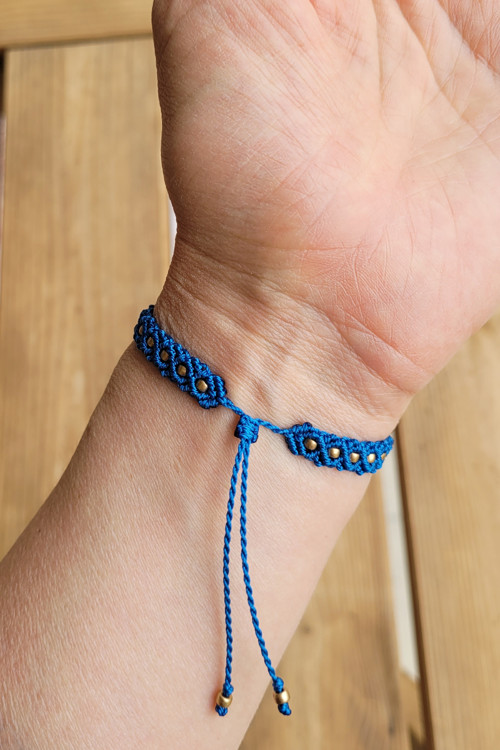 Macramé náramek - modrý s tygřím okem — foto 3