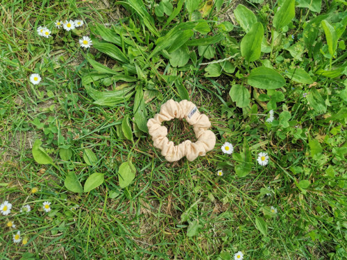Gumička scrunchie MALÁ - žluté chmíří — foto 2