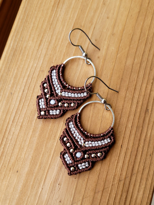 Macramé náušnice - hnědobílé — foto 2