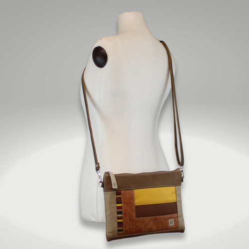 Crossbody Tia maxi celokožená — foto 5