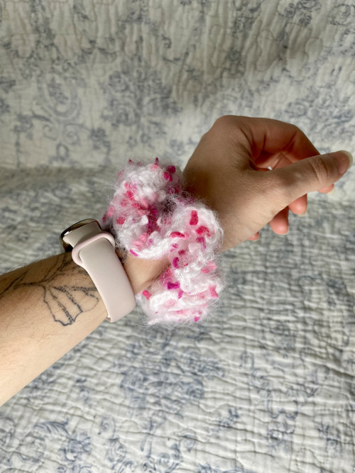 Háčkovaná gumička bílo-růžová — foto 3