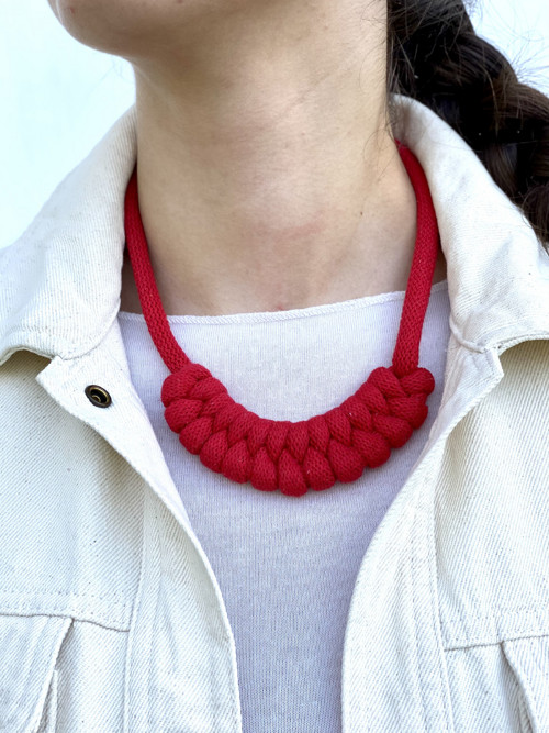 Červený šňůrový náhrdelník “Macrame” — foto 3