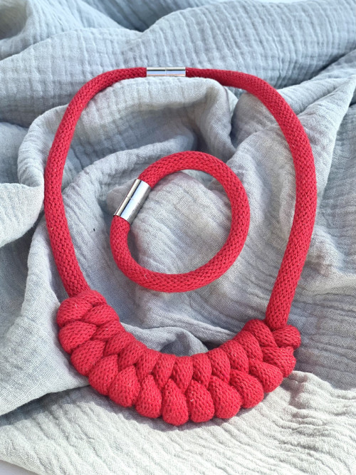 Červený šňůrový náhrdelník “Macrame” — foto 2