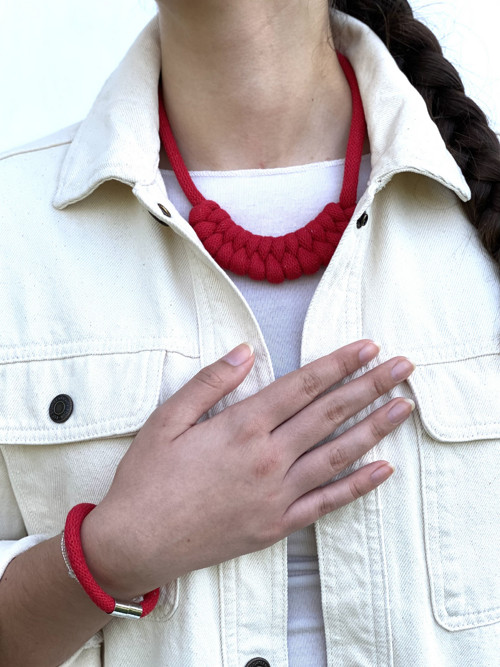 Červený šňůrový náhrdelník “Macrame” — foto 4