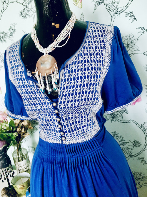 Šaty modrobílé letní vyšívané — foto 2