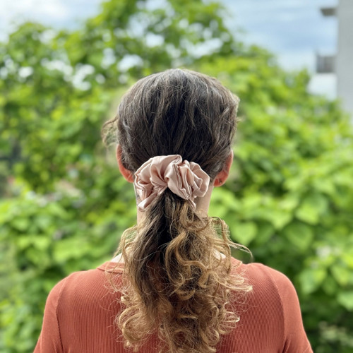 PEACH FUZZ - hedvábná scrunchie JUMBO — foto 2