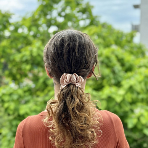 PEACH FUZZ - hedvábná scrunchie KLASIK — foto 2