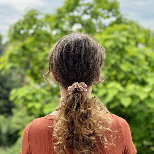 PEACH FUZZ - hedvábná scrunchie MINI — foto 2