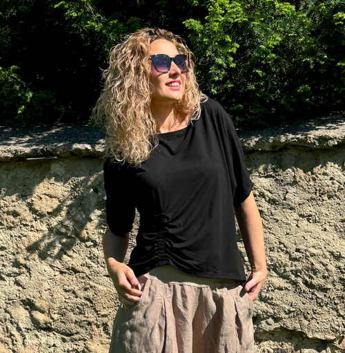 Černé tričko s nabíráním — foto 2