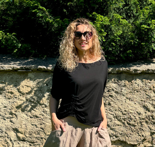 Černé tričko s nabíráním — foto 4