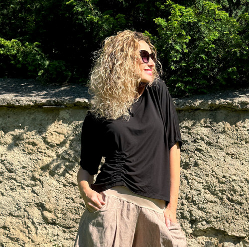 Černé tričko s nabíráním — foto 3