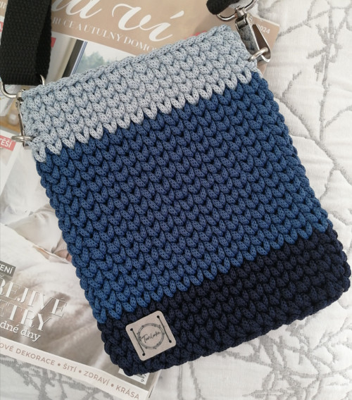 Malá háčkovaná crossbody kabelka - modrá — foto 2