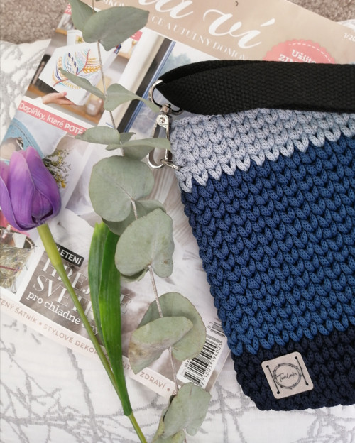 Malá háčkovaná crossbody kabelka - modrá — foto 3