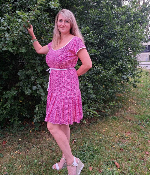 Šaty psí kostičky bílé na červené — foto 3