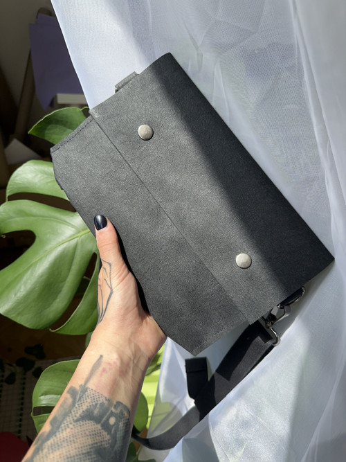 Papírová crossbody // all matte black — foto 2