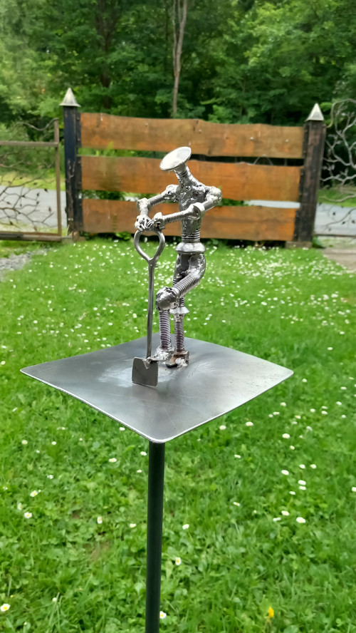 Postavička zahradník s rýčem — foto 2