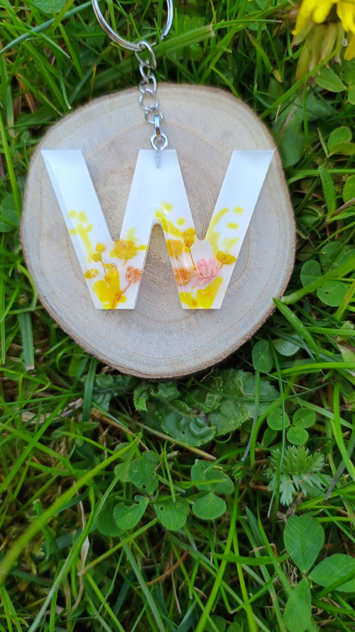 Letter "W" Flower art — foto 2