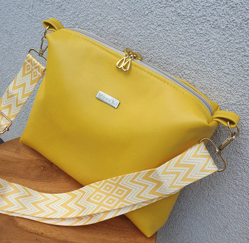 Malá kožená crossbody kabelka — foto 3