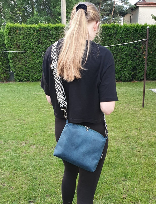 Malá kožená crossbody kabelka — foto 4