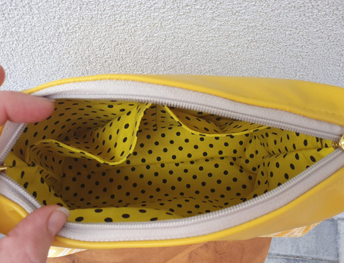 Malá kožená crossbody kabelka — foto 2