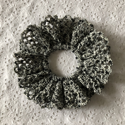 Háčkovaná scrunchie gumička do vlasů — foto 2