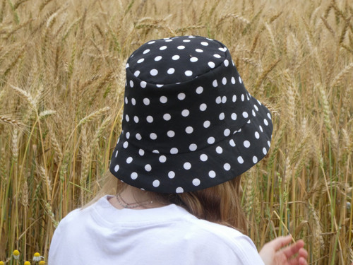 Klobúčik BODKY na čiernej — foto 3