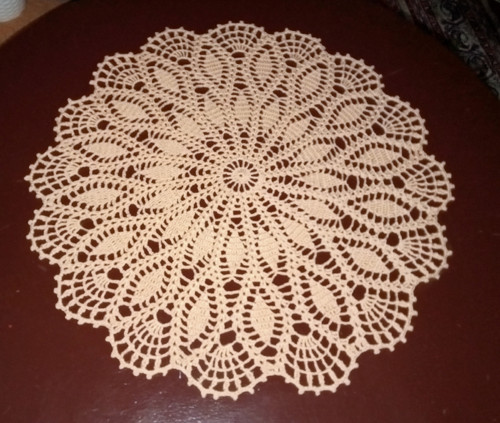 Béžová háčkovaná dečka na stůl, průměr 40cm. — foto 3