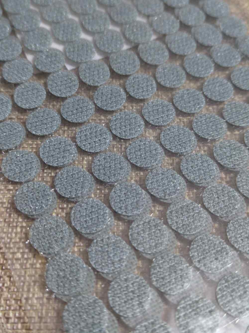 Suchý zip samolepicí kolečka Ø10 mm šedá — foto 2
