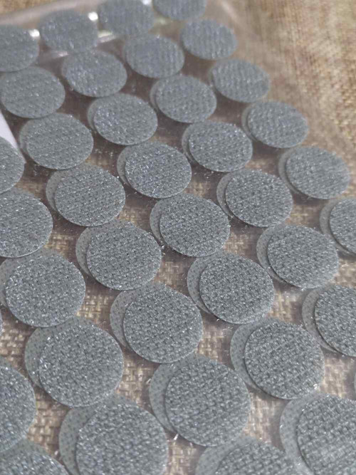 Suchý zip samolepicí kolečka Ø15 mm šedá — foto 2