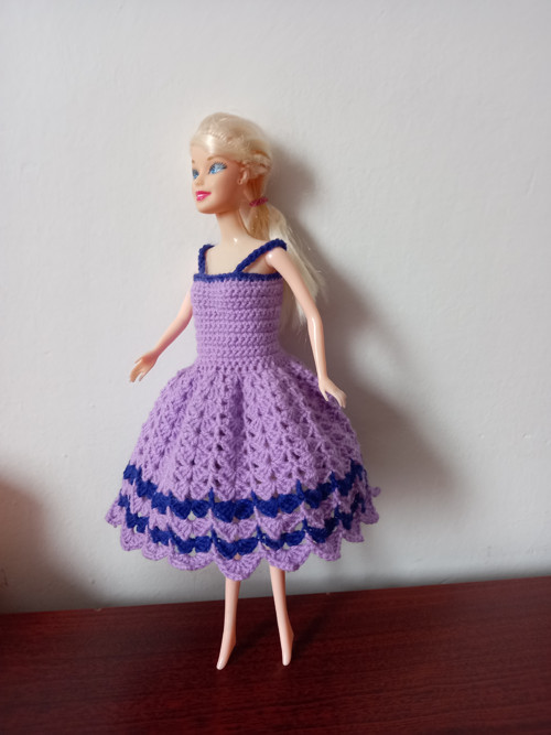 Háčkované fialové šatičky pro Barbie — foto 3