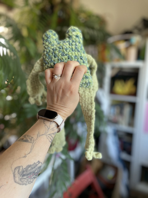 Háčkovaná plyšová žabka — foto 3