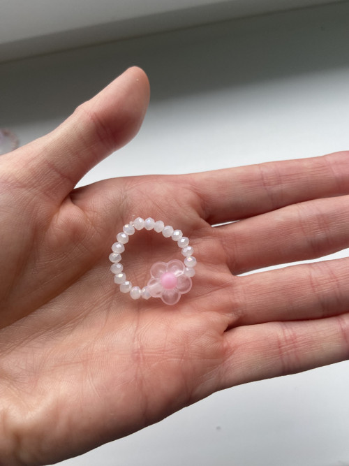 Elastický prstýnek z korálků s kytičkou — foto 2