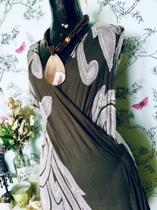 Šaty zavinovací s ornamenty — foto 2